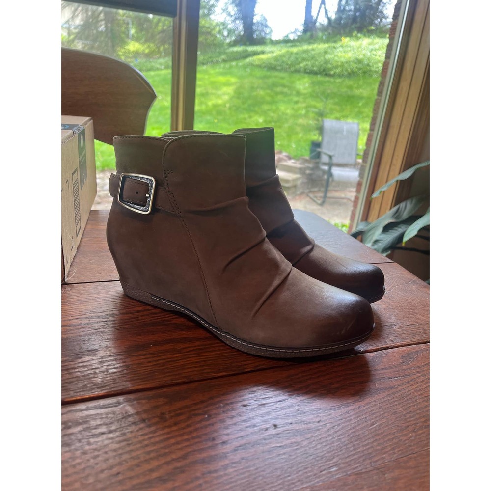 Women’s Dansko Suede, Size 37, Tan